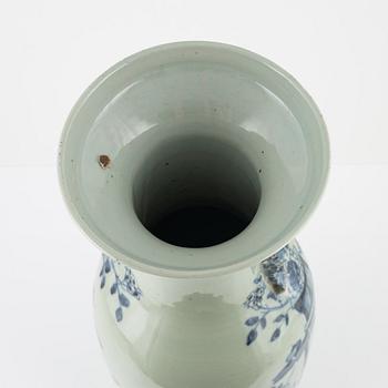 A Chinese porcelain vase, Qing dynasty, late 19th Century.