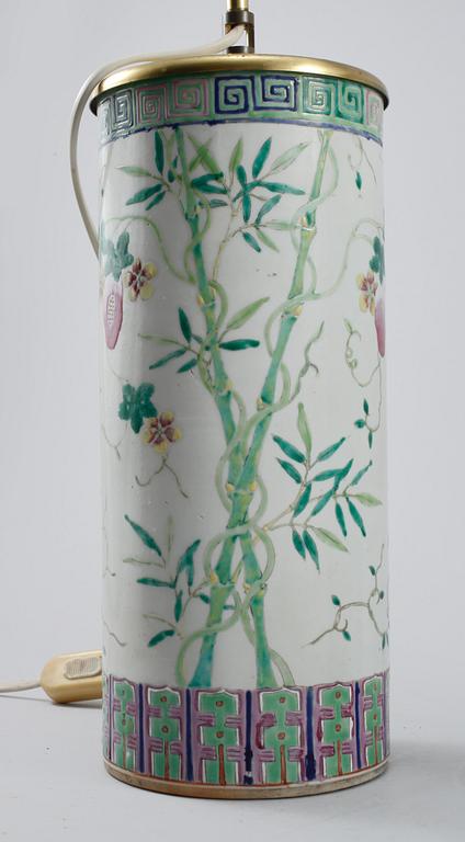 VASER/BORDSLAMPOR, ett par, porslin, Kina, 1900-tal.