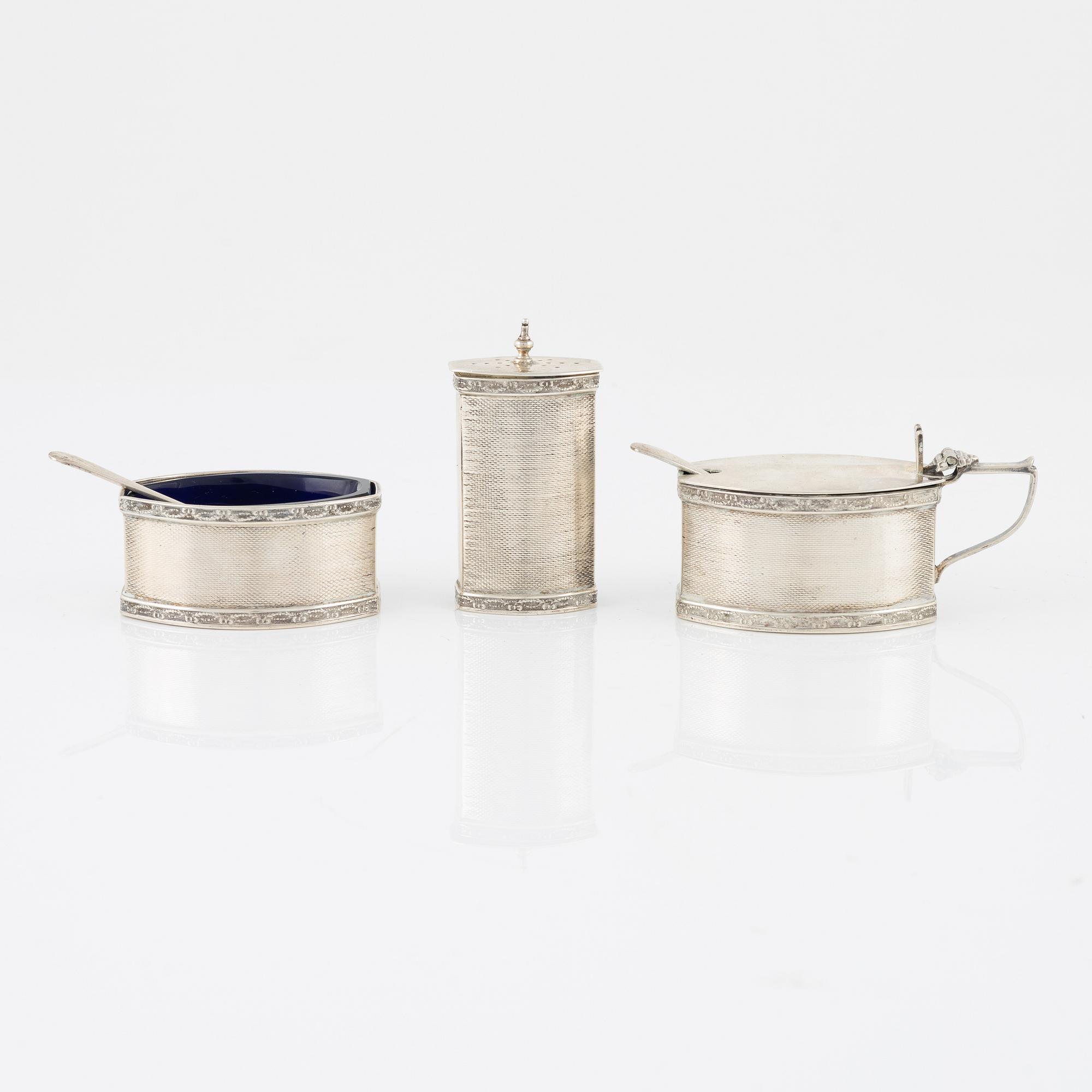 A three piece silver table set, England 1904.