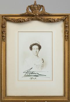 A PAIR OF ROYAL PHOTOGRAPHS WITH AUTOGRAPHS, Gustaf and Victoria. Signed, 1918.