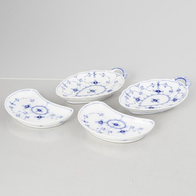 Royal copenhagen, servisdelar, 9 st, porslin, "Musselmalet" riflet, Danmark, delvis 1898-1923.