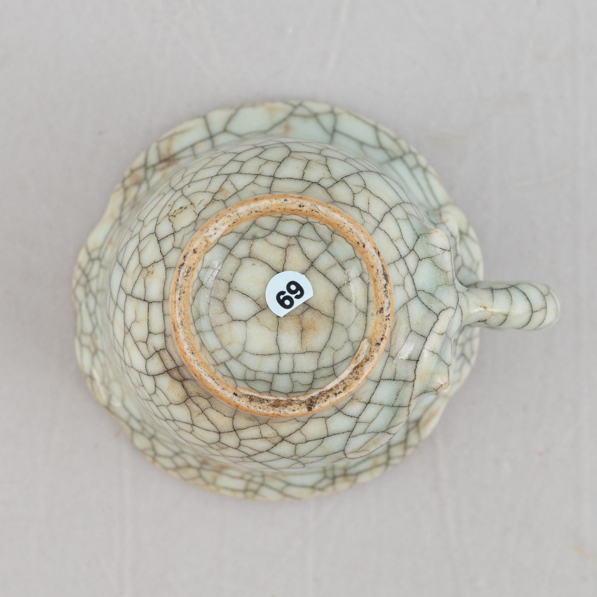 A Chinese ge glazed stoneware cup with dragon, Qing dynasty, 18th century.