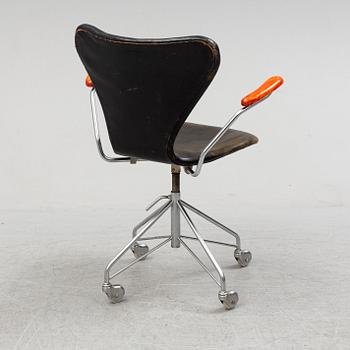 ARNE JACOBSEN, a 'Series 7' swivel chair from Fritz Hansen, Denmark, 1967.