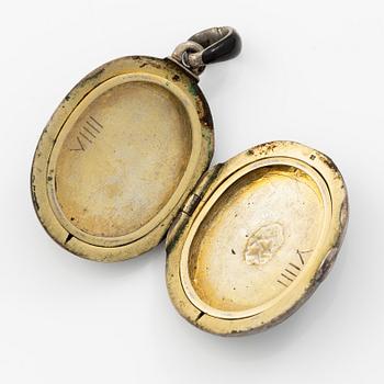 Samling smycken silver med svarta fasettslipade stenar, tre broscher, hattnål, medaljong och armband.