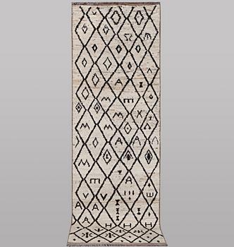 A runner carpet, Morocco, ca 286 x 86 cm.