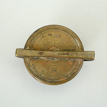 VIKTSATSER, 2 stycken, mässing, en 1700-tal med dubbelslagen datering samt en daterad 1863.