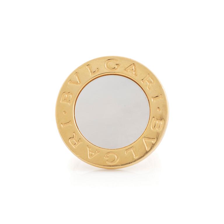 An 18K gold and mother of pearl Bulgari ring.