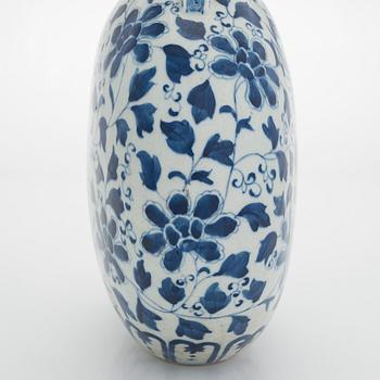 A blue and white flattened pilgrim vase, China, 20th century.