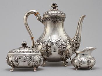 KAFFESERVIS, 3 delar, rokokostil, omkring 1900-talets mitt. Vikt 1 570 g.