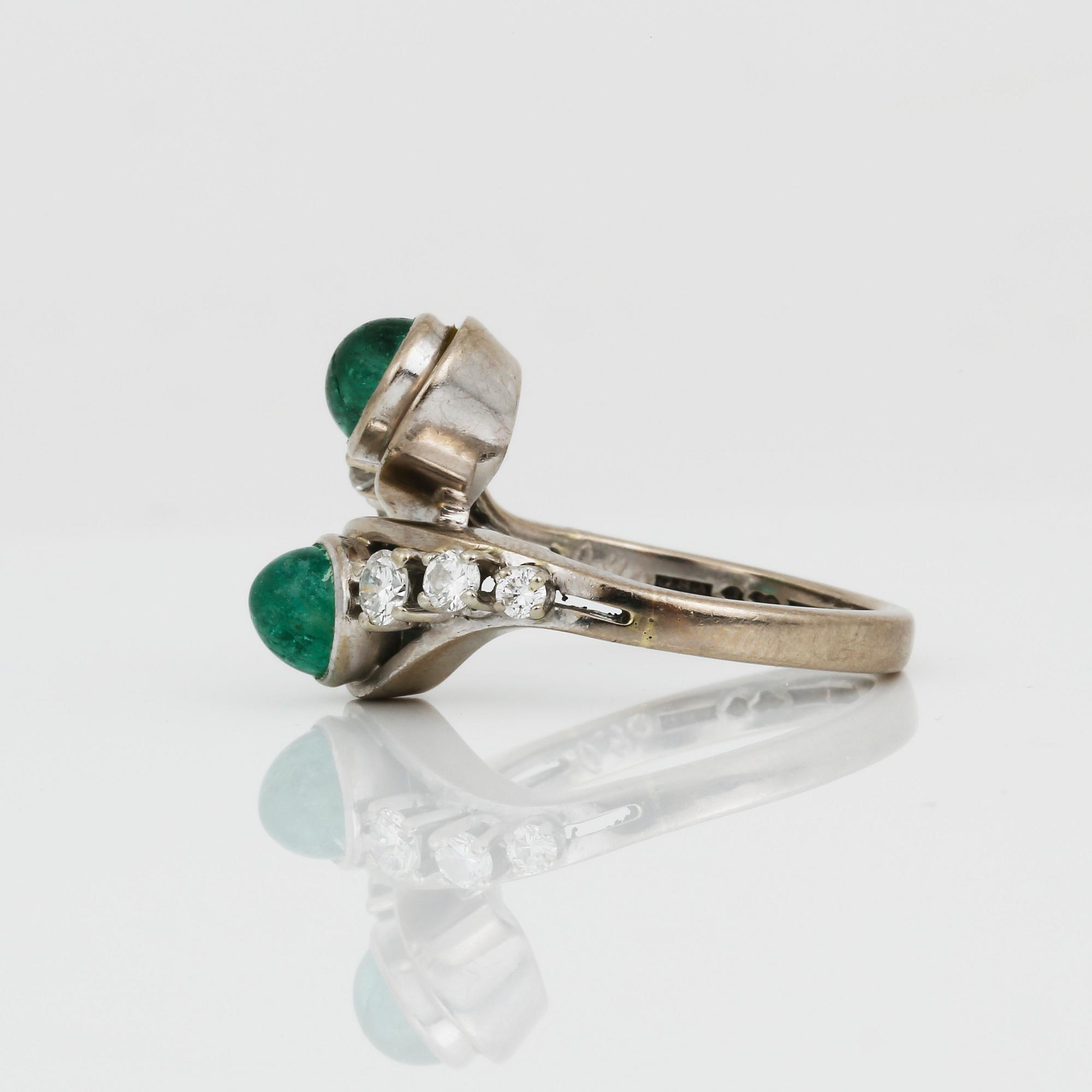 SYSKONRING, 18K vitguld med smaragder samt briljantslipade diamanter, Åhlén & Samuelsson, Stockholm, 1977. Vikt 7,75 g.
