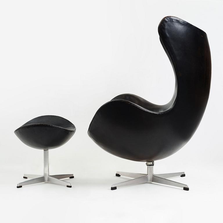 ARNE JACOBSEN, a black leather "Egg" chair with ottoman, Fritz Hansen, Denmark 1960's.