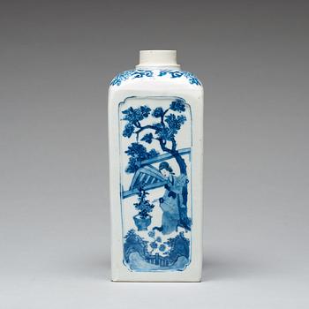 A blue and white 'gin bottle' flask, Qing dynasty, Kangxi (1662-1722).