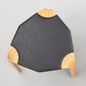 Alvar Aalto, jakkara, mallli X 602,  O.Y. Huonekalu- ja Rakennustyötehdas A.B. 1900-luvun puoliväli.
