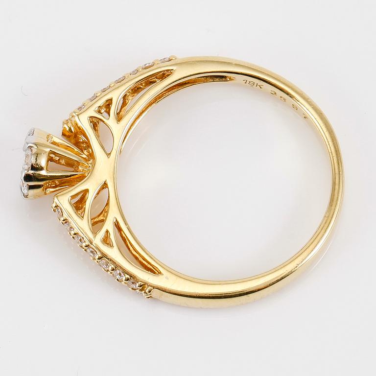 RING, 18K guld och diamanter.