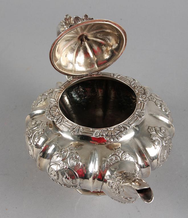 KAFFEKANNA, silver, rokokostil, stämplad WH, Lambert Coventry, London, England, 1872-73. 
772 g.