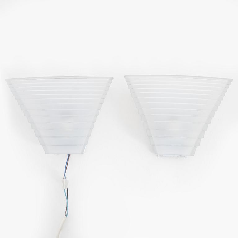 Angelo Mangiarotti, a pair of 'Pergamo 30' wall lights, Artemide, Italy.
