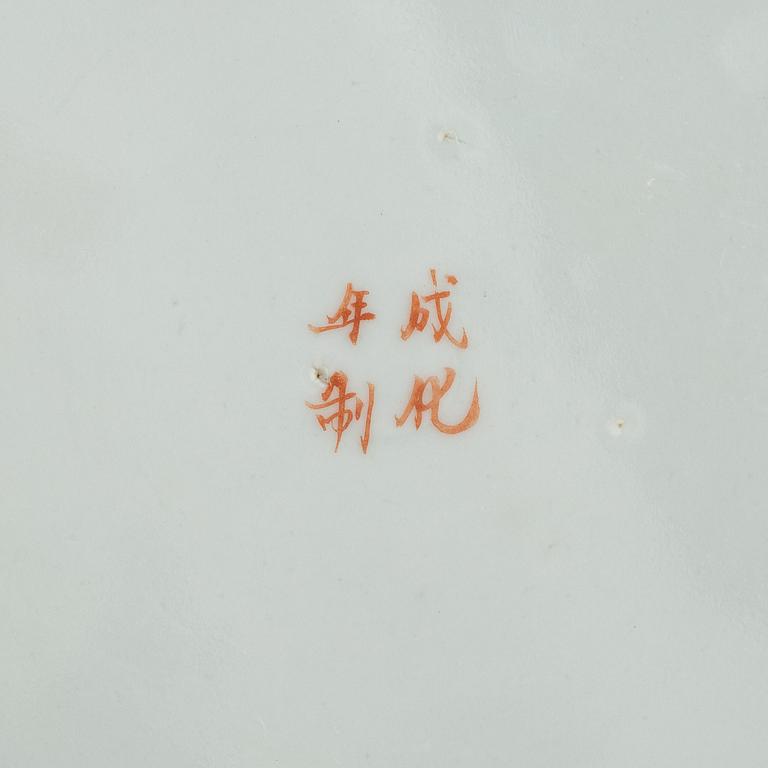 A pair of famille rose dishes, Qing dynasty, circa 1900.