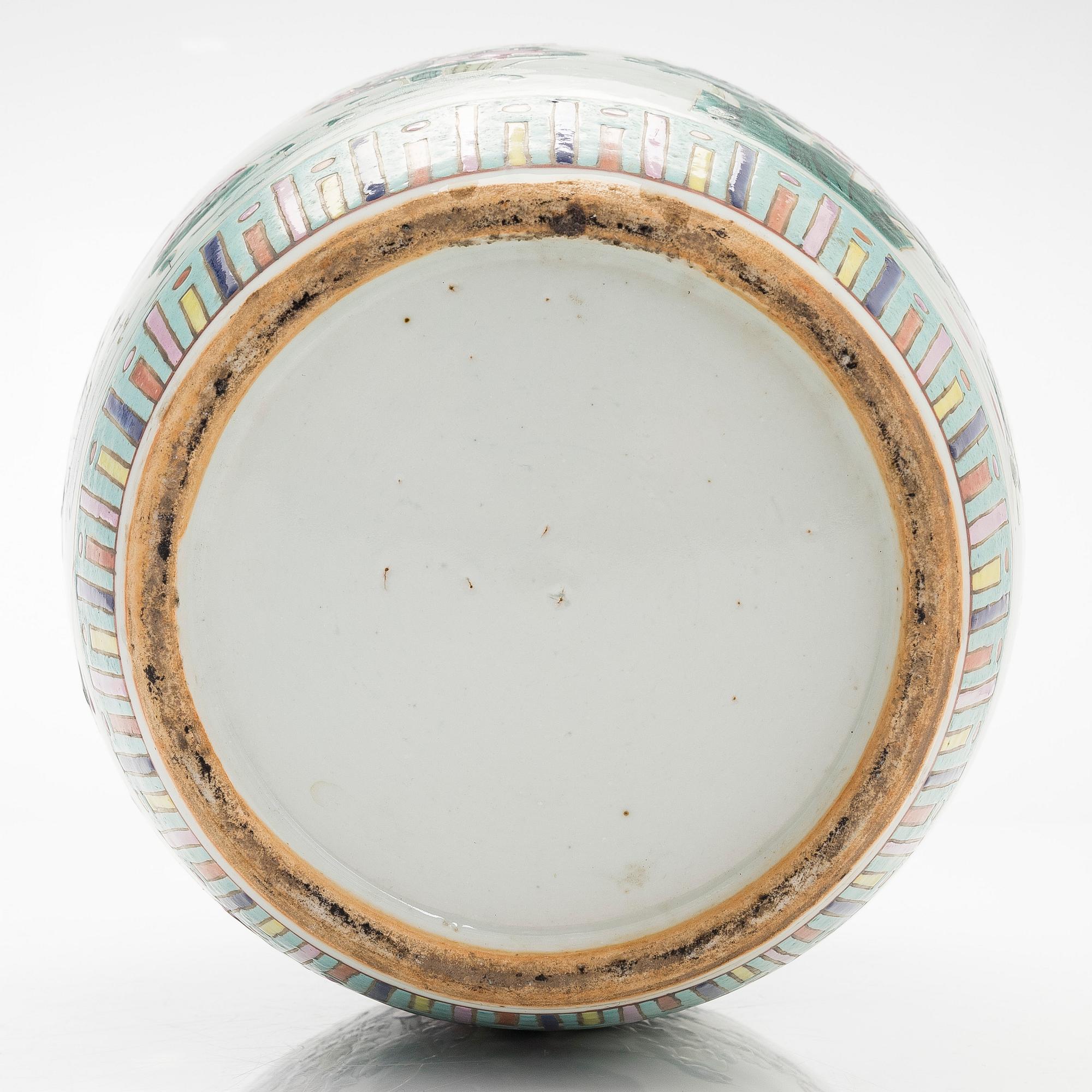 A Chinese famille rose jar with cover, late Qing/early 20th Century.