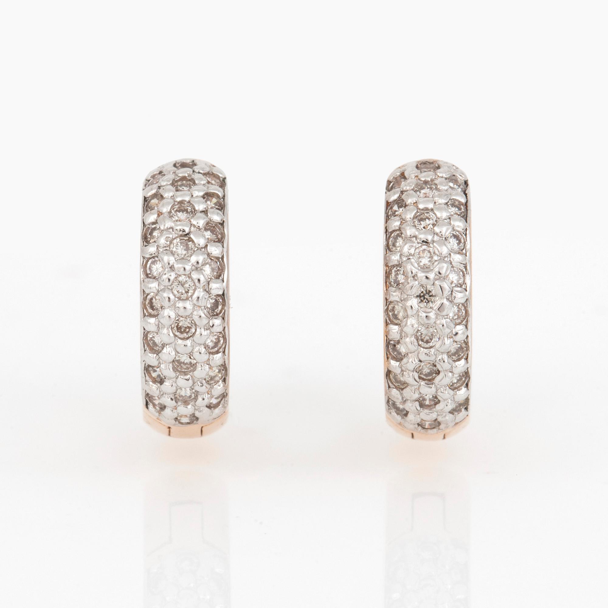 ÖRHÄNGEN, ett par med diamanter totalt ca 0.35 ct.