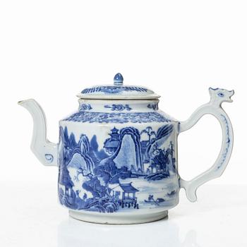 A blue and white tea pot with cover and serving dish, Qing dynasty, Qianlong (1736-95).