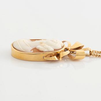 Hänge och ring, guld med snäckskalscamé.