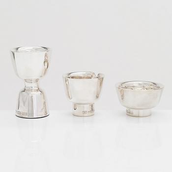Pekka Piekäinen, bägare, gräddsnäcka och sockerskål, silver, Tarkiainen, Helsingfors 1979.