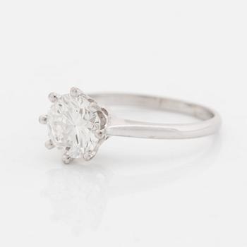 An 18K white gold ring set with a round brilliant-cut diamond.