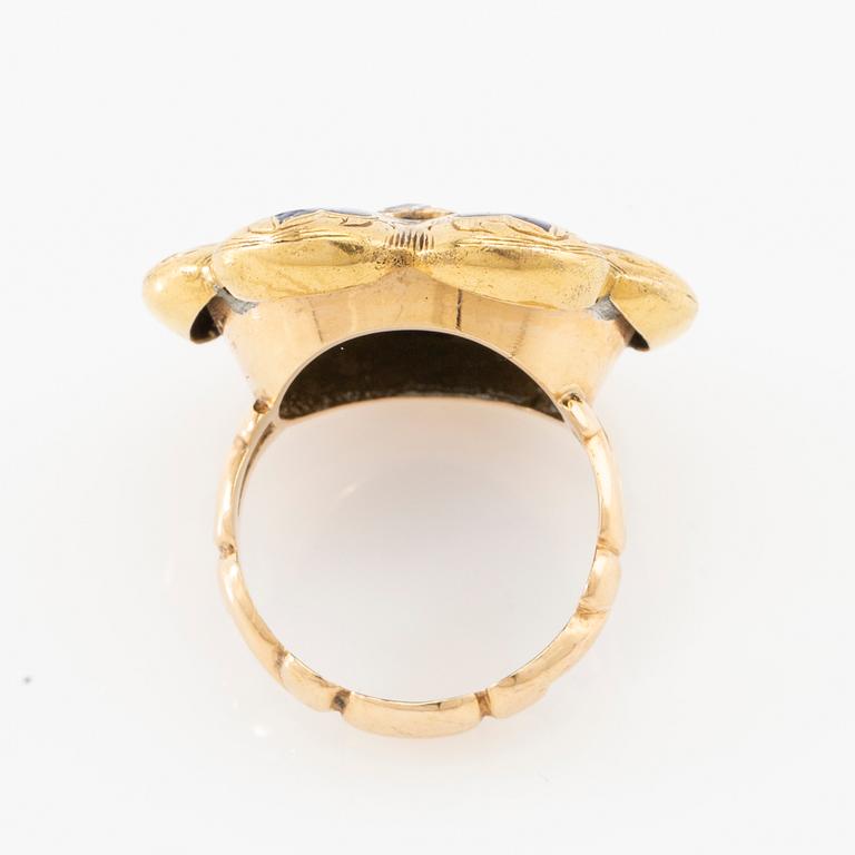 Ring 18K guld och emalj med en gammalslipad cushionformad fasetterad sten.