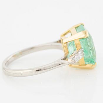 Ring 18K guld och vitguld med smaragdslipad smaragd och trapetsslipade diamanter.