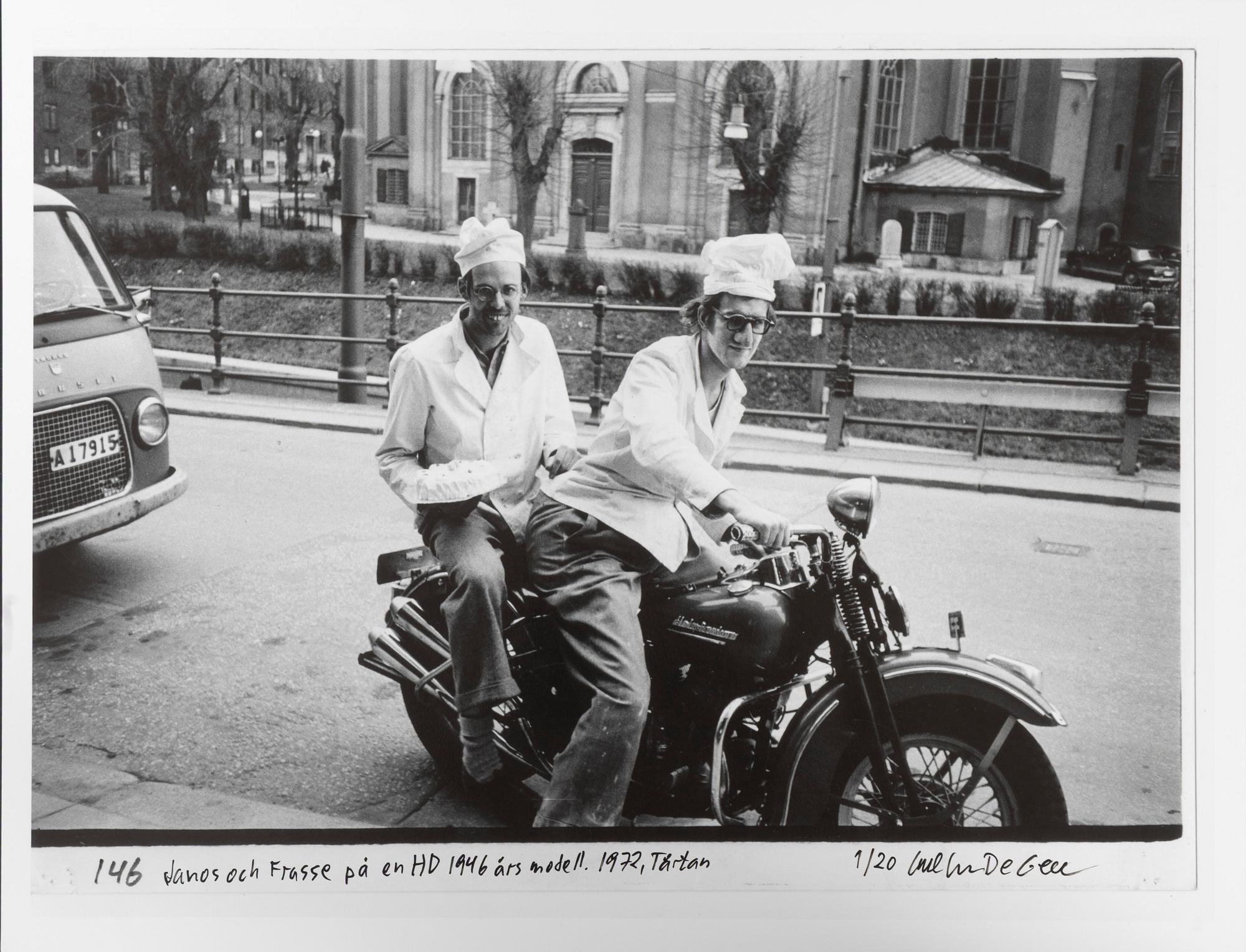 Carl Johan De Geer, "Janos och Frasse på en HD 1949 års modell. 1972, Tårtan".