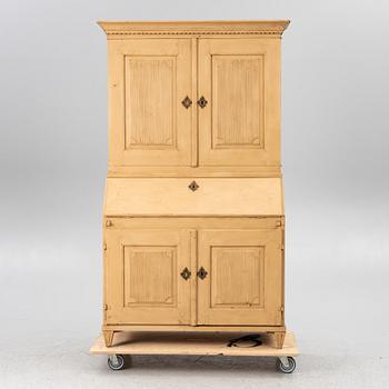 Skåp, gustavianskt, omkring år 1800.