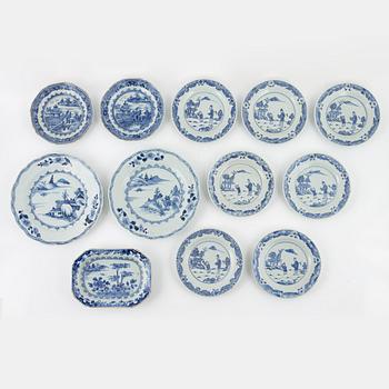 Tallrikar, serveringsfat samt assietter, 12 delar,  kompaniporslin, Qingdynastin, Qianlong (1736-95).
