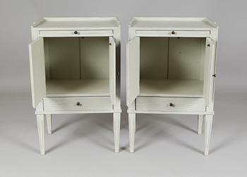 SÄNGBORD, 1 par, gustaviansk stil, 1900-talets andra hälft.