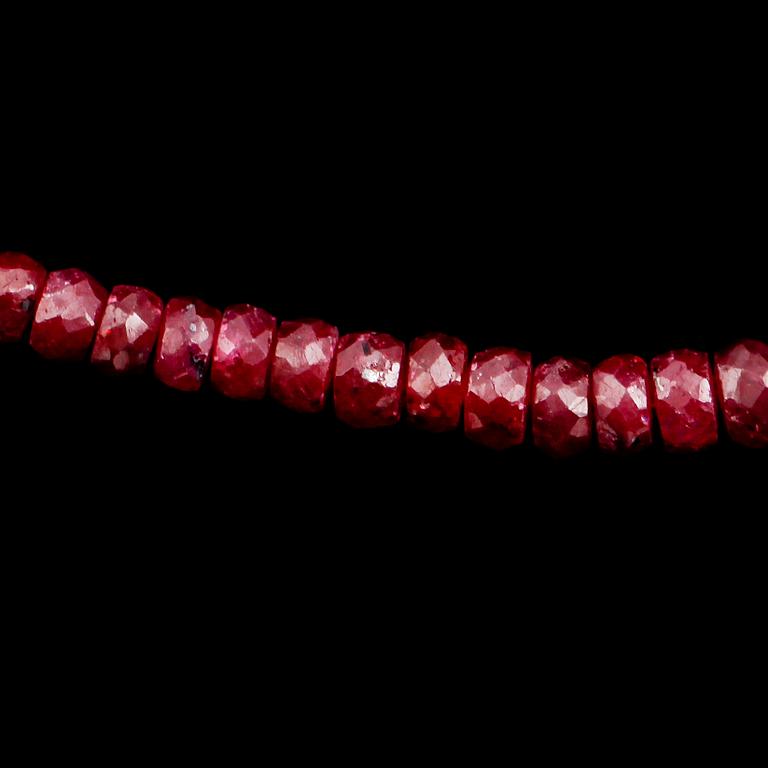 COLLIER, doserade rubiner.