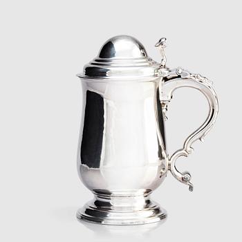 192. An English silver tankard with lid, London 1775. Possibly mark of William Bennet.