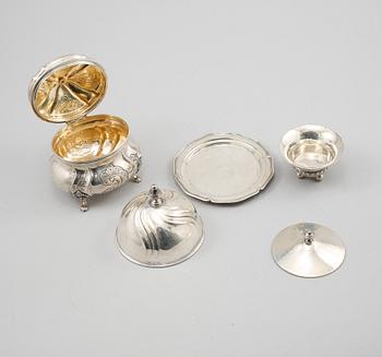 SOCKERSKRIN, PEPPAROTTSKUPA OCH SKÅL MED LOCK, silver, bl a K. Anderson, Stockholm, 1900-tal. Vikt 501 g.