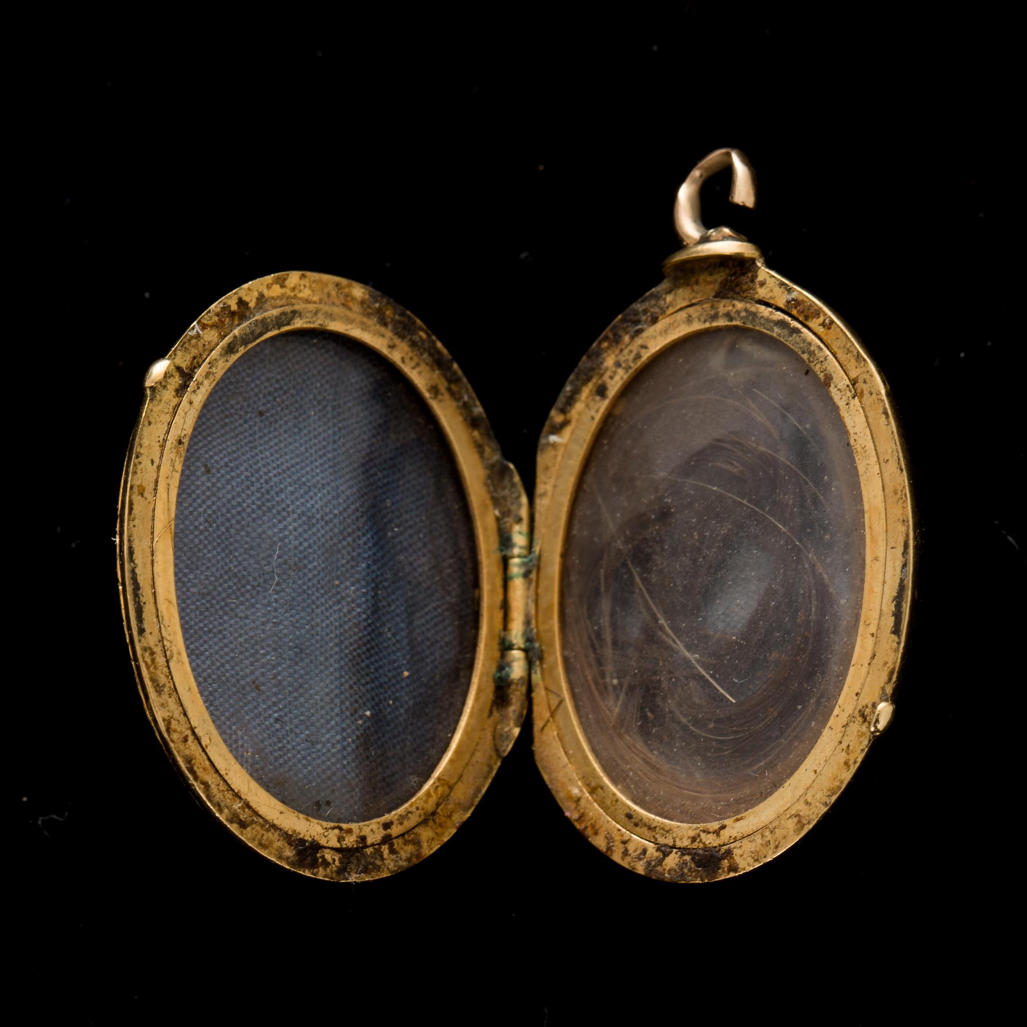 BERLOCK, guld med svart emalj fasettslipade diamanter. Vikt totalt ca 4 gram. 1800/1900-tal.