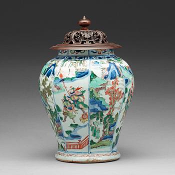 613. A wucai jar, Qing dynasty, 17th Century.