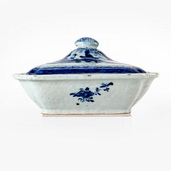 A Chinese  around 1800 porcelain serving dish with lid.