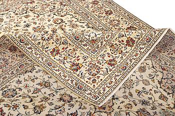A Kashan rug, a. 347 x 250 cm.