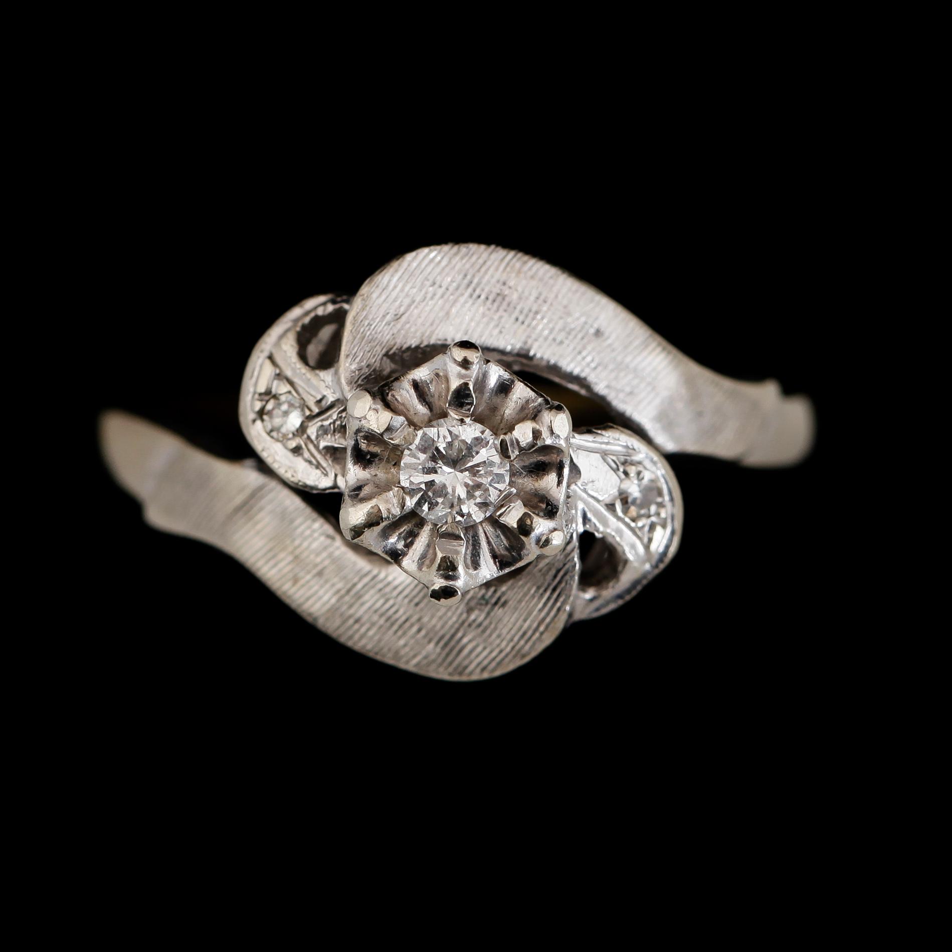 RING, 14K vitguld, briljantslipade diamanter. Total vikt ca 4 g.