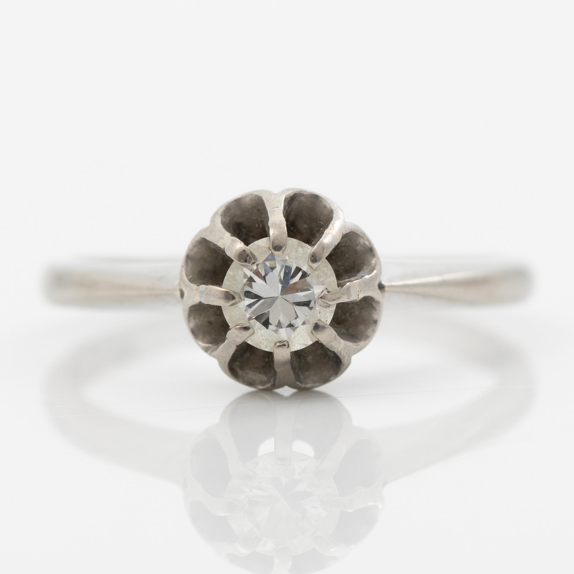 18K white gold ring with a brilliant-cut diamond.