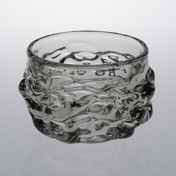 OIVA TOIKKA, A BOWL. OT 2-125. Signed Oiva Toikka, Nuutajärvi, 1964.