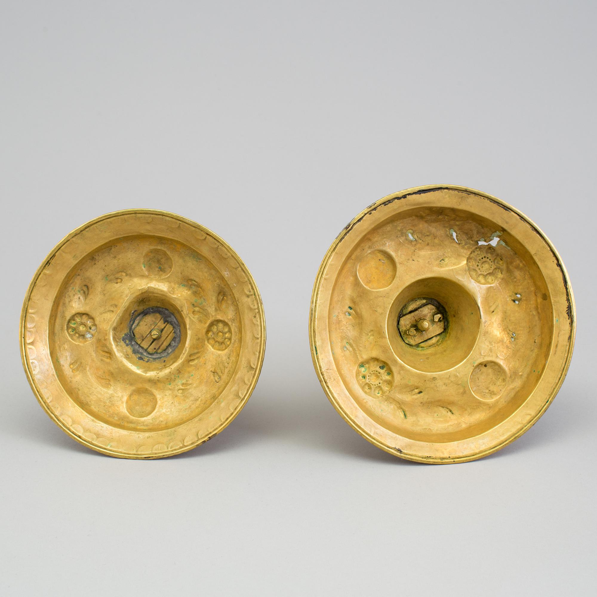 LJUSSTAKAR, 2 snarlika, mässing, barock, 1700-tal.