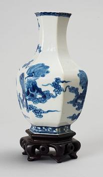 VAS. porslin. Kina. Qing dynastin.