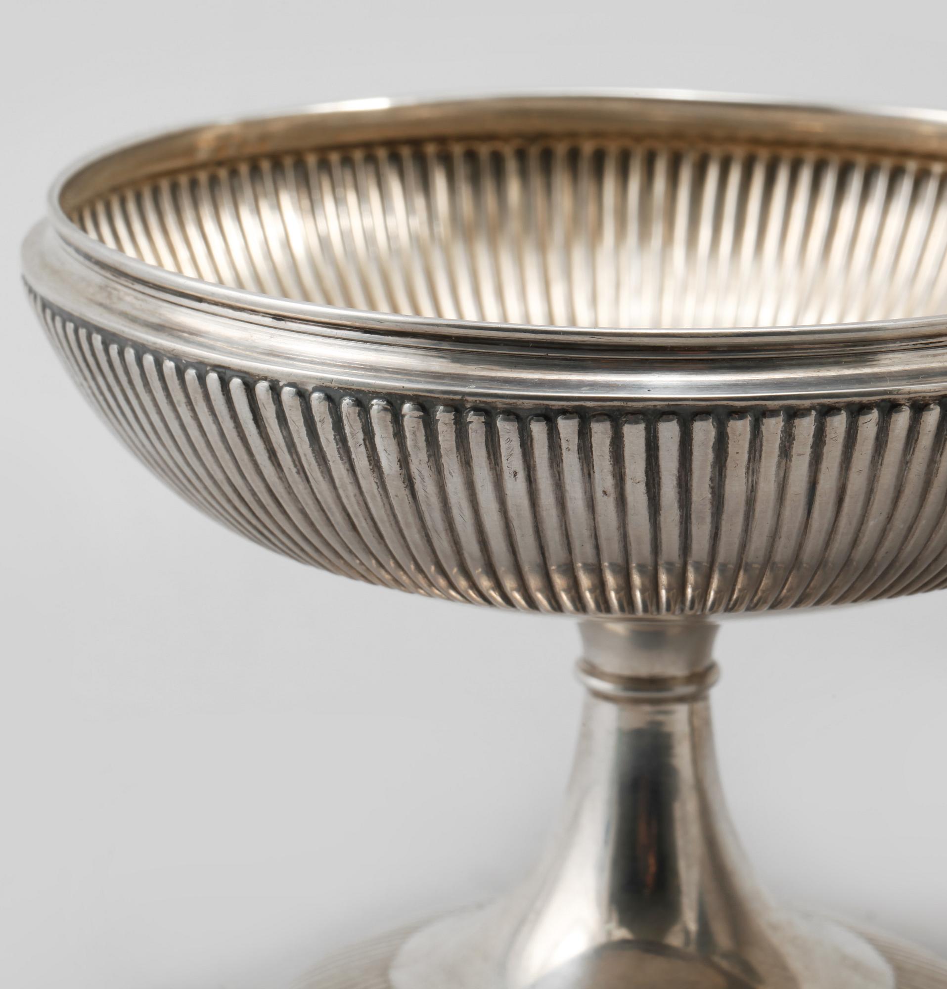 SKÅLAR, 2 st, silver, K Andersson, Stockholm, 1942 och 1923. Vikt 640 g.