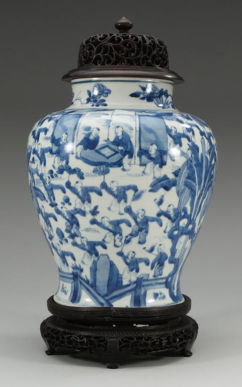 A blue and white jar, Qing dynasty, Kangxi (1662-1722).