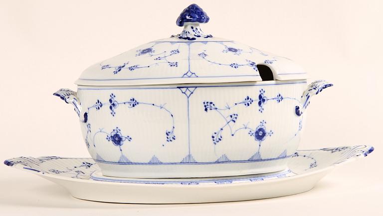 TERRIN MED LOCK OCH FAT, porslin, "Musselmalet", Royal Copenhagen.