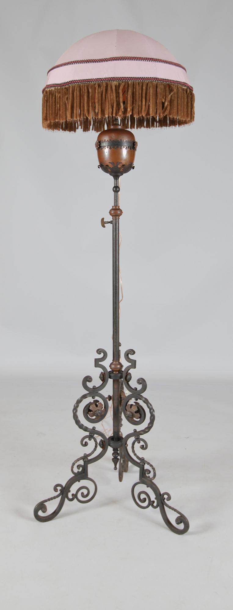 GOLVLAMPA, omkring år 1900.