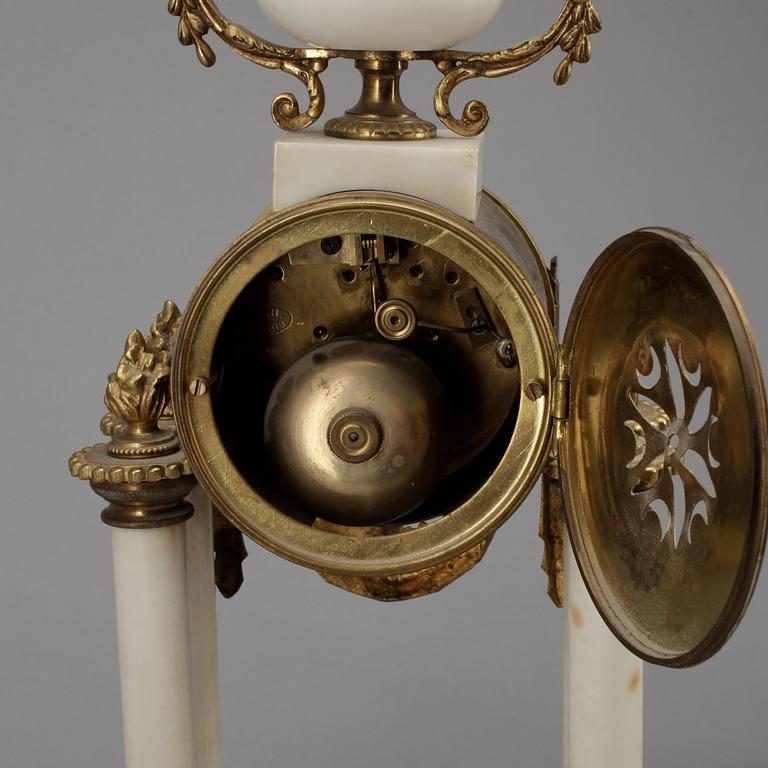 BORDSPENDYL samt KANDELABRAR, 1+2, Louis XVI-stil, Frankrike, omkring 1900.